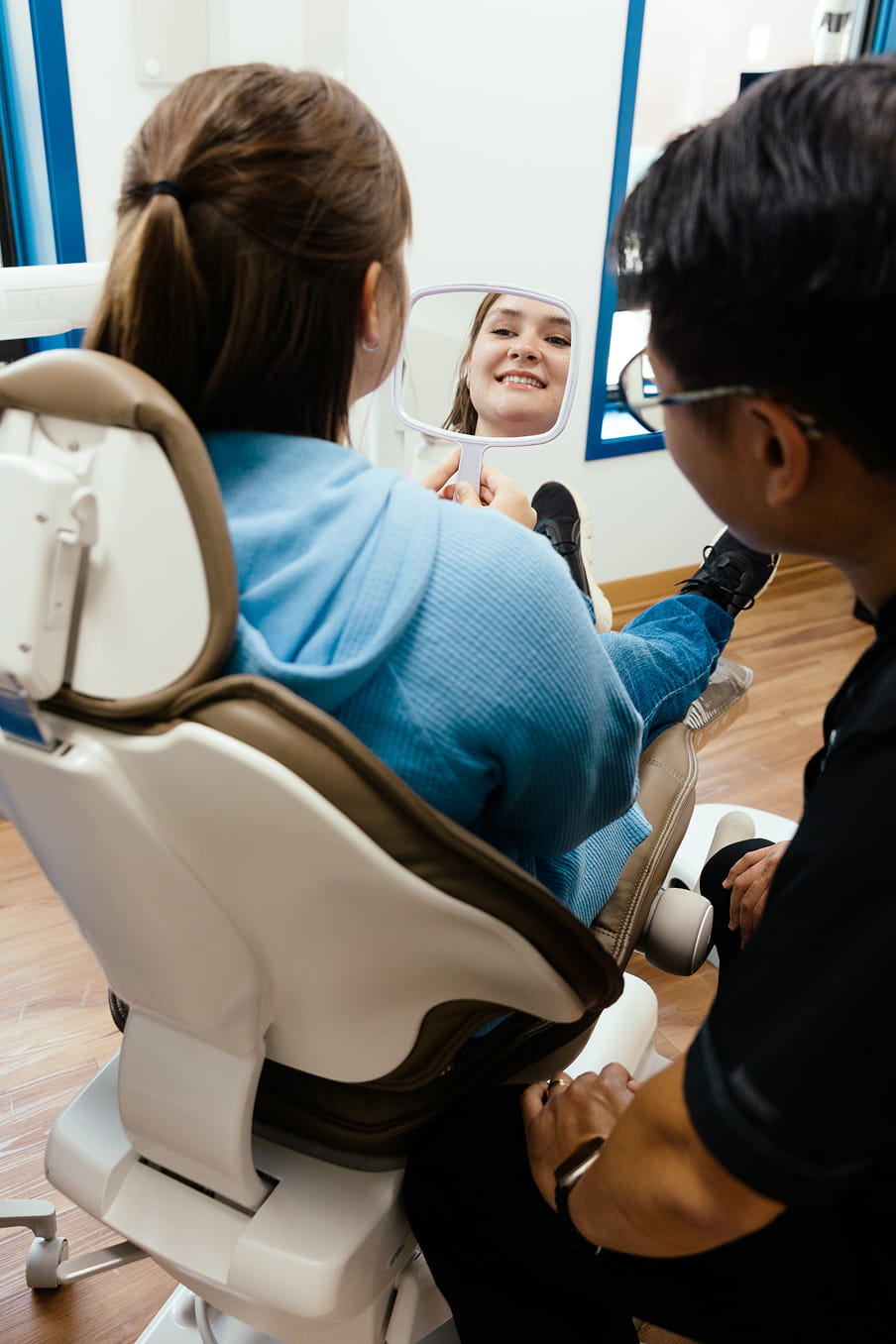 Applying a fluoride treatment during a dental visit